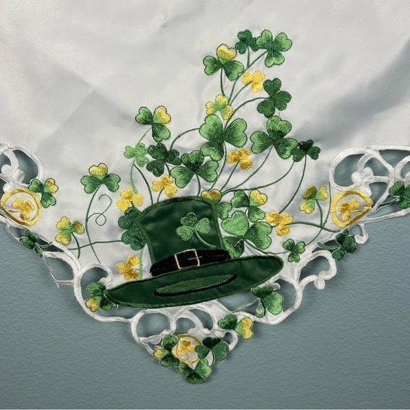 St. Patrick's Day Green and Yellow Embroidered Square Table Cloth 34"x34" - Picture 3 of 7